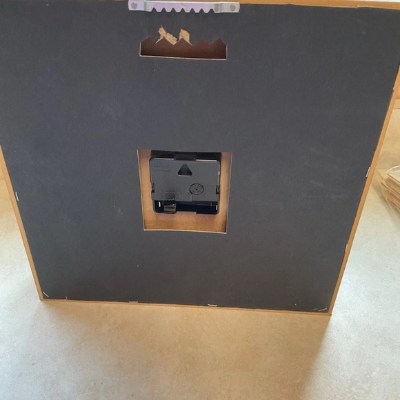 Vintage 11'x11'' Pioneer Seed Corn Woodgrain Gold Anodized Wall Clock Quartz USA - Picture 2 of 4